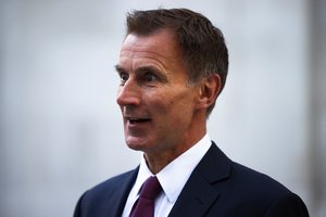 Naujasis JK finansų ministras pripažino klaidas ir įspėjo dėl kilsiančių mokesčių