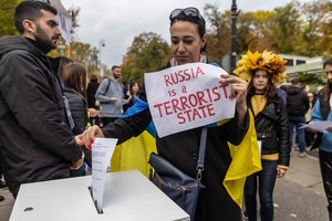 Lenkijoje surengtas pašiepiamasis balsavimas dėl Rusijos ambasados aneksijos: nusidriekė „balsuojančiųjų“ eilė