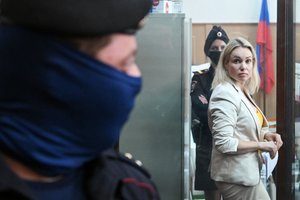 Ištrūko iš namų arešto: iš šalies pabėgo buvusi Rusijos valstybinės televizijos žurnalistė M. Ovsianikova