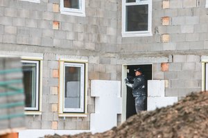 Kriminalistai pakratė statybininkus: organizuota grupė slėpė milijonus, gyvenamuosius namus statė kaip ūkio paskirties