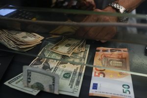 Slystelėjęs euras skatina diskusijas – gal verčiau taupyti doleriais, ir kada tikėtis mūsų valiutos stiprėjimo