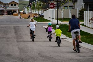 Vaikai į mokyklą keliauja „dviračių autobusais“ – nauja mada užvaldo miestus