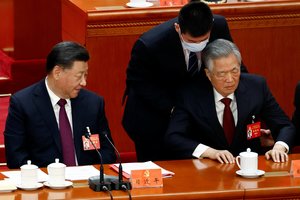 Buvęs Kinijos vadovas Hu Jintao paliko suvažiavimą, nes „nesijautė gerai“