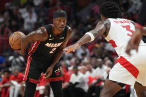 „Heat“ pergalė prieš „Raptors“ pažymėta pirmomis sezono muštynėmis