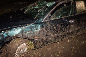 Lazdijų r. BMW automobilis nulėkė į griovį: girtas vairuotojas ir keleivis atsidūrė ligoninėje