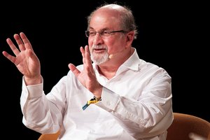 Agentas: sužalotas rašytojas Salmanas Rushdie viena akim apako, nevaldo rankos