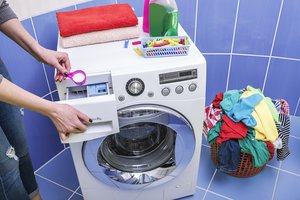 Netiesa, kad trumpesniam skalbimui reikia ir mažiau energijos: kaip taupiai naudoti skalbyklę