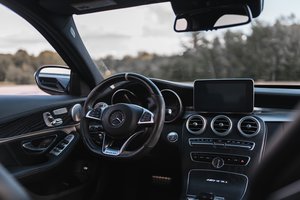 „Mercedes-Benz“ parduoda savo turtą Rusijoje vietos investuotojui