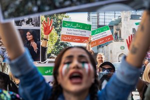 Tūkstantinei miniai susibūrus pagerbti M. Amini, Iranas vėl imasi drastiškų priemonių