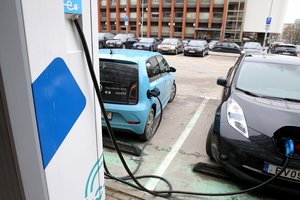 Seimas daro pertrauką dėl PVM lengvatos įmonių elektromobiliams
