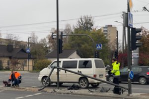 Nesėkmingas manevras – „Toyota“ Kaune nuvertė šviesoforą