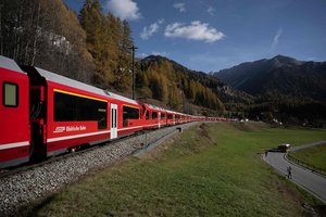 Šveicarija: per Alpes riedėjo ilgiausias pasaulyje keleivinis traukinys