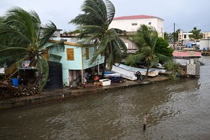 Belizą pasiekęs uraganas „Lisa“ susilpnėjo iki atogrąžų audros