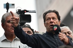 Išpuolis Pakistane: buvęs premjeras pašautas per protesto eitynes
