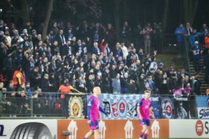 Chaosas Vilniuje: pakvaišę „Slovan“ sirgaliai LFF stadione pradėjo mėtyti kėdes į lietuvius
