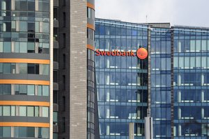 „Swedbank“ įspėja: savaitgalį gali sutrikti bankomatų darbas, banko mokėjimo kortelių aptarnavimas
