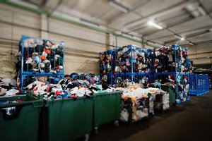 Tekstilės konteinerių radiniai stebina – tenka organizuoti ir daiktų gelbėjimo operacijas