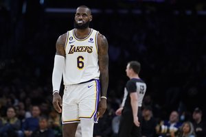 LeBronas Jamesas jau nekuria stebuklų: „Lakers“ neatsilaikė prieš įsibėgėjusius „Cavaliers“