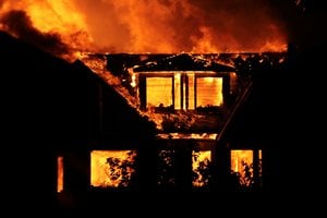 Neįtikėtina: spėjama, kad vyro namus sudegino į juos rėžęsis meteoritas