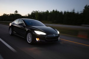 E. Muskas vėl pardavė dalį „Tesla“ akcijų už 4 mlrd. dolerių
