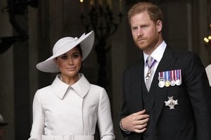 Britų rašytoja prabilo apie princo Harry priklausomybę nuo Meghan Markle: „Pabus ir supras“