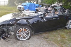 „Tesla“ vairuotojai masiškai patenka į avarijas: skelbiama neįtikėtina problema, kas nutinka vairuotojams 