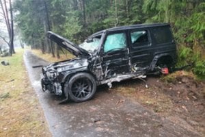 Eismo įvykis Vilniuje: „Mercedes-Benz“ nulėkė nuo kelio ir rėžėsi į medžius