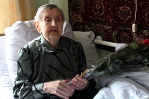 101-ąjį gimtadienį švenčianti šiaulietė svečius pasitiko daina