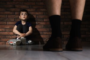 Siaubingai žalojamų vaikų ašaros neįtikina: istorijos, kurių negirdi prokurorai ir vaiko teisių specialistai – šiurpina