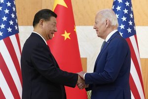 J. Bidenas ir Xi Jinpingas rankų paspaudimu pradėjo susitikimą G-20 forumo kuluaruose