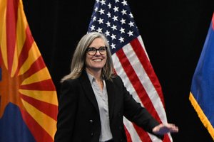 Žiniasklaida: D. Trumpo lojalistė pralaimėjo kovą dėl Arizonos gubernatorės posto demokratei Katie Hobbs