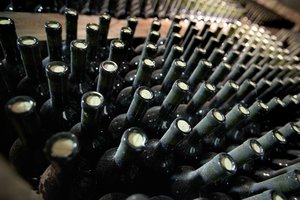 Seimas linkęs leisti vaisių ar uogų vyną pilstyti į didesnę nei 3,5 litro tarą