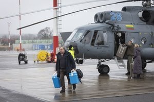 Antradienį Vilniaus oro uoste leidosi kariuomenės sraigtasparnis: jame – gyvybę gelbstintis krovinys iš Rygos