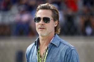 Bradas Pittas – pagaliau nebe vienišas? Aktorius pastebėtas meiliai glaudžiantis 30 metų jaunesnę