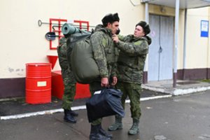 Apgailėtini Rusijos mobilizuotųjų mokymai: gauna po 15 šovinių, o karo žygių mokosi automobilių aikštelėje