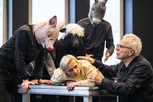 Naujoje Nacionalinio dramos teatro salėje – nauja „Gyvulių ūkio“ interpretacija, parašyta Rimanto Kmitos