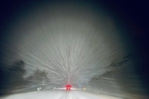 Įspėja dėl sudėtingos situacijos keliuose: kai kuriuose Lietuvos regionuose sniego sluoksnis siekia iki 10 cm