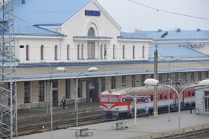 Pranešama apie atšaukiamus visus traukinių reisus tarp Vilniaus ir Kauno: stotyse – daugybė įpykusių keleivių