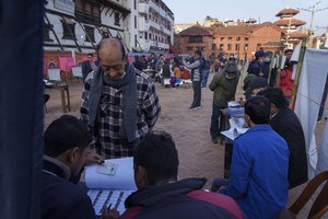 Nepalo rinkėjai balsuoja nuosmukio ir nepasitenkinimo temdomuose rinkimuose