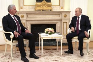 V. Putino elgesys – vėl dėmesio centre: susitikime laikėsi tvirtai įsikibęs kėdės