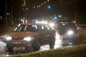 Įspėja visus vairuotojus: naktį eismo sąlygas sunkins plikledis