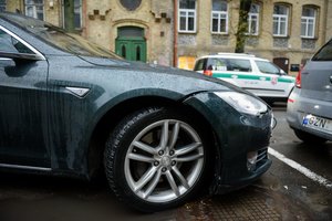 Konfliktas kelyje peraugo į smūgius: prabangiu „Tesla“ važiavęs vyras sumušė „Opel“ vairuotoją
