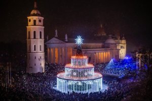 Vilniuje įžiebta Kalėdų eglė – nušvito ryškiausiomis spalvomis, susirinko tūkstantinė minia 