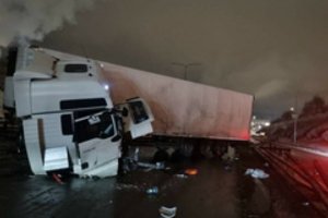 Didelė avarija Vilniuje: vilkikas rėžėsi į atitvarus, sužeisti 2 žmonės, judrioje gatvėje visiškai sustabdytas eismas