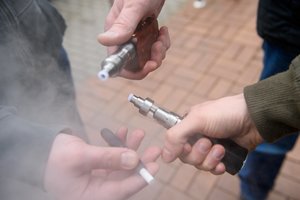 Prekybos tinklai dar svarsto, ką darys toliau ir ar seks „Maximos“ pėdomis dėl elektroninių cigarečių