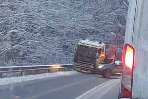 Didelė avarija Vilniaus pakraštyje: sunkvežimis sutraiškė mikroautobusą, kelias nepravažiuojamas
