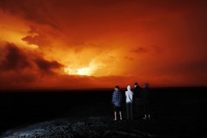 Išsiveržęs didžiausias pasaulio ugnikalnis nerimsta – vaizdai gniaužia kvapą