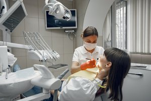 Gydytoja ortodontė perspėja: Lietuvoje pirmuosius žingsnius deda nelegalias dantų tiesinimo paslaugas siūlantys sukčiai