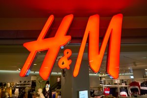 Iš Rusijos besitraukiančiai H&M teko susimažinti išlaidas – pranešė, kad visame pasaulyje atleis apie 1,5 tūkst. darbuotojų