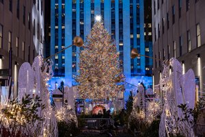 Rockefellerio centre Niujorke įžiebta garsioji Kalėdų eglė